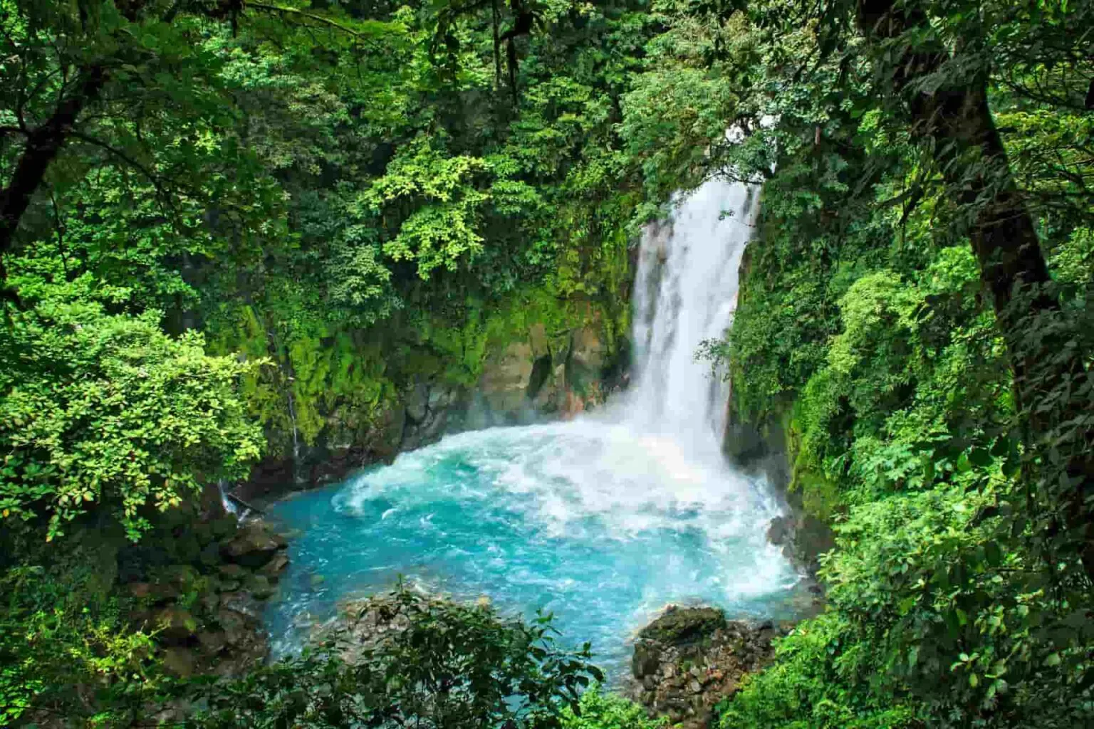 costa-rica-national-parks_volcan-tenorio.webp